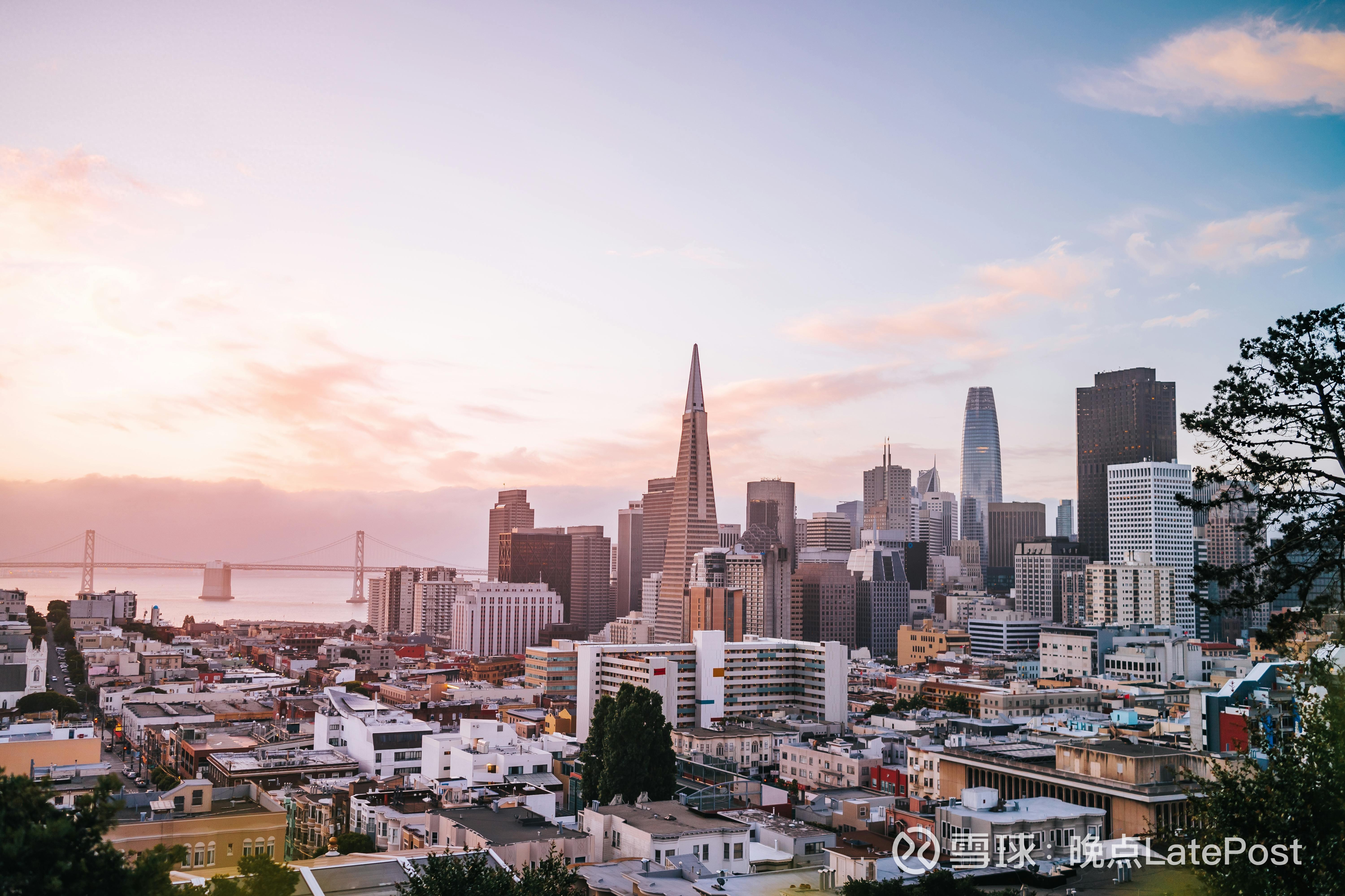 万亿美元公司只来自这两个地方现在全世界7 家上市公司市值超过万亿美元。其中6 家是美国科技公司，1 家是沙特国有石油公司。但它们只发源于两个地方...