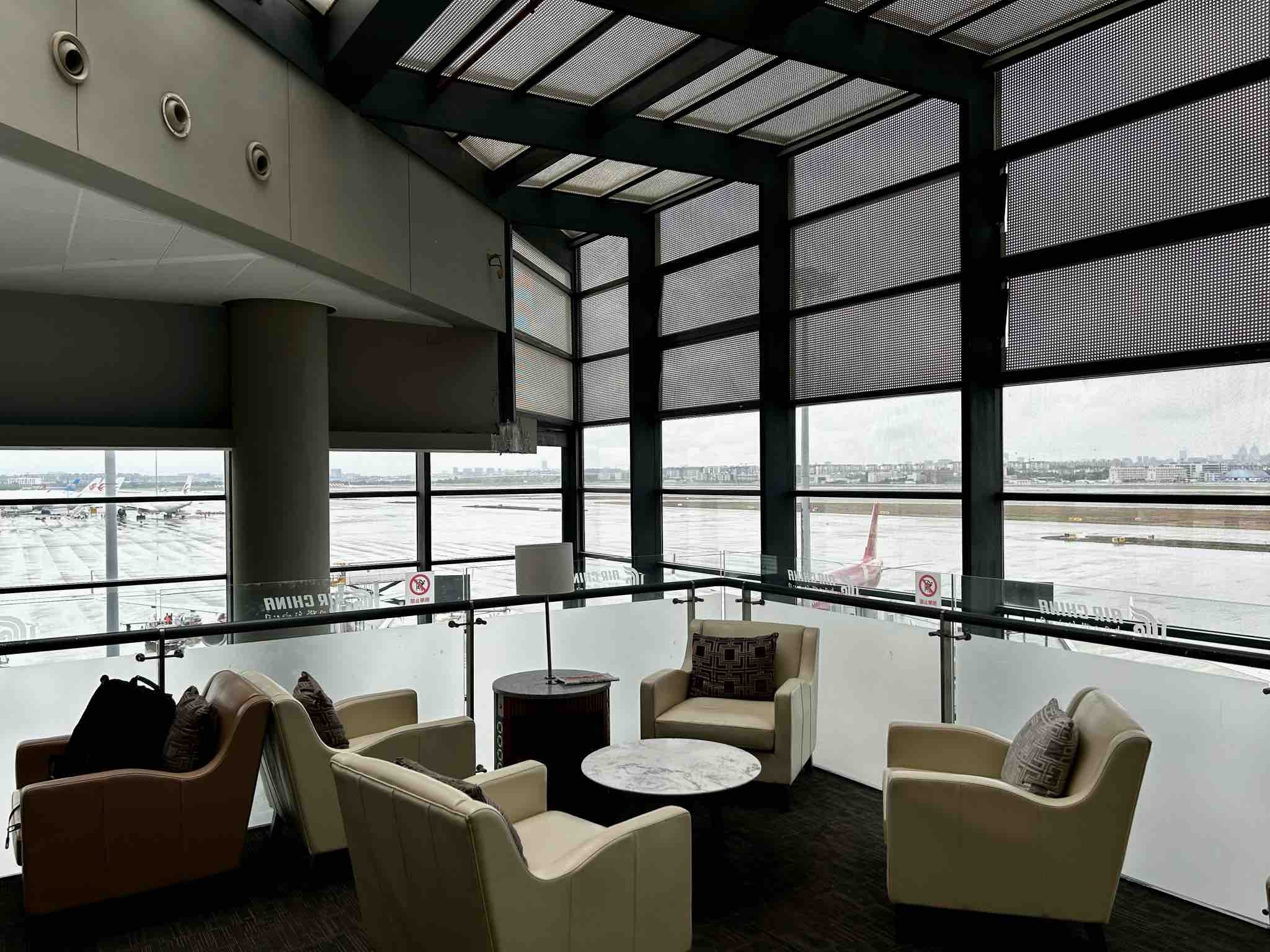 虹桥机场的休息室也比往常要空一