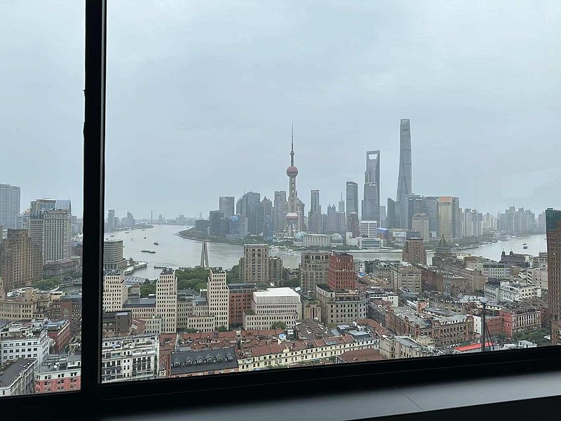 上海大雨，小胖子遥望外白渡桥，
