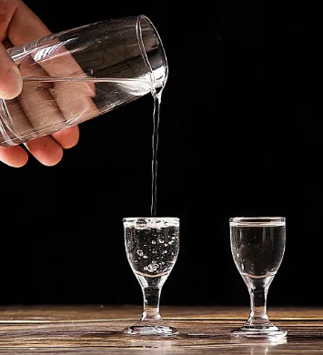 #飞天茅台价格再下滑，白酒股应声下跌#