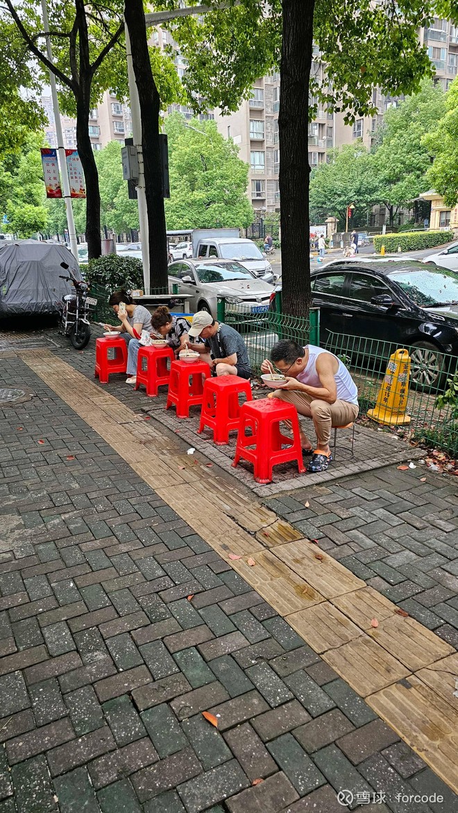 武汉人喜欢坐在粉店门口小凳子上