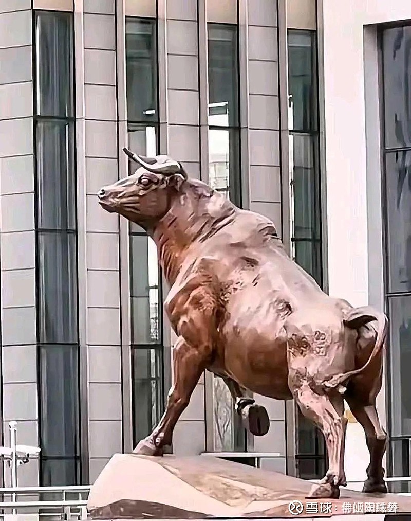 上海证券交易所门口的铜牛换新了.看!这牛更加的激扬奋