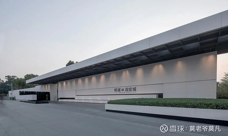 探盘:在光明这样「做公区」,真的惊到我了 莫老爷/文 先来看一张实景图~ 约10m的挑高大堂+约60㎡的透光玉石背景墙+绿翡翠奢石打造的礼宾台 ...