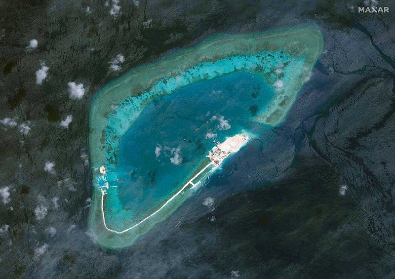 八月卫星照片：越南在非法占领的南沙岛礁大规模填海造地，出现了三个机场跑道的雏形：柏礁、毕生礁、无乜礁 。。。 - 雪球