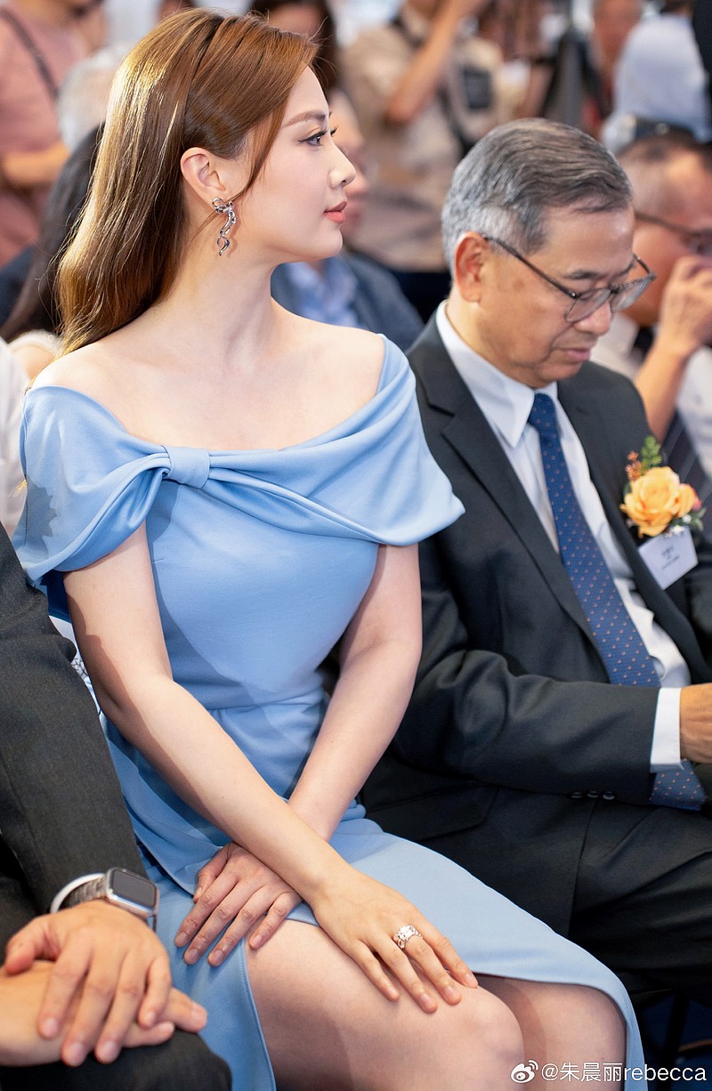 朱晨丽 