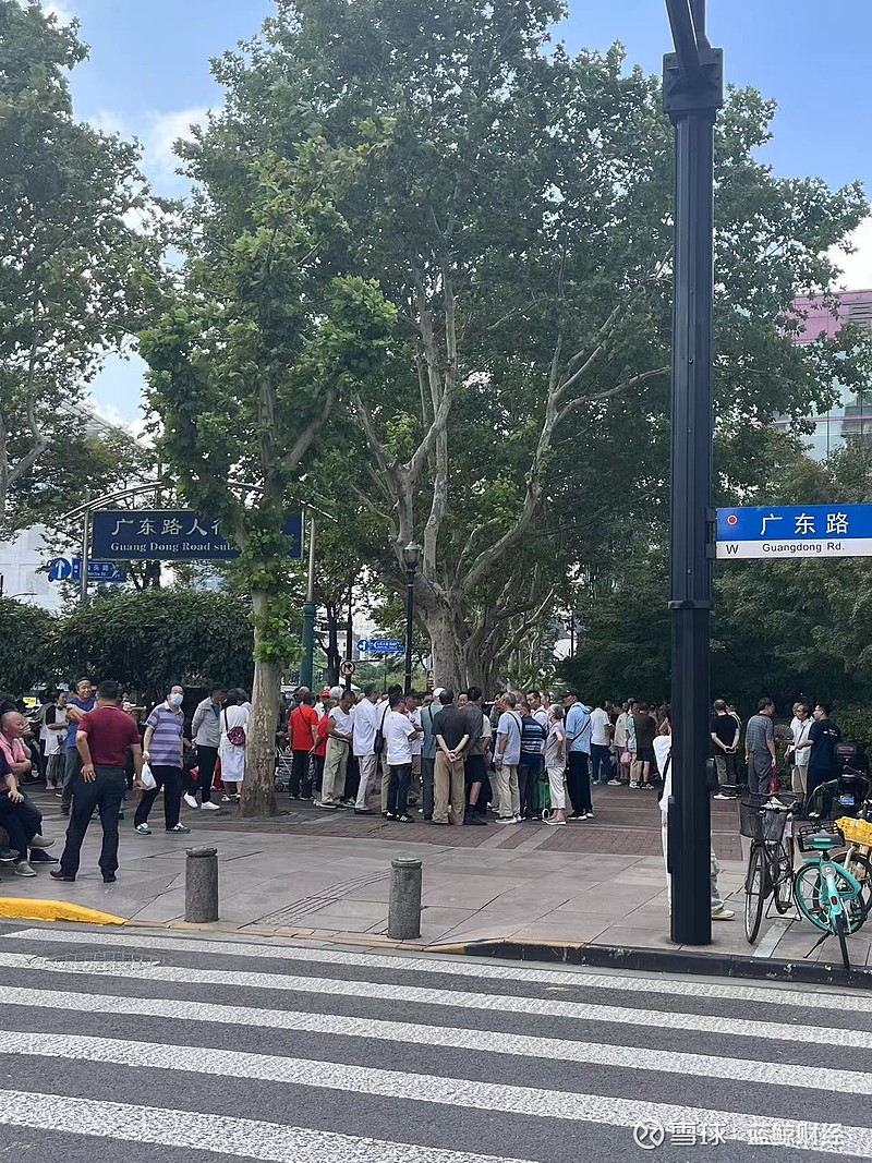 不止“爱在深秋”！上海爷叔齐聚广东路热议A股，投资者开户爆了 蓝鲸新闻9月29日讯（记者 郝妍 王婉莹） A股真的爆了。 在降准、降息以及中 ...