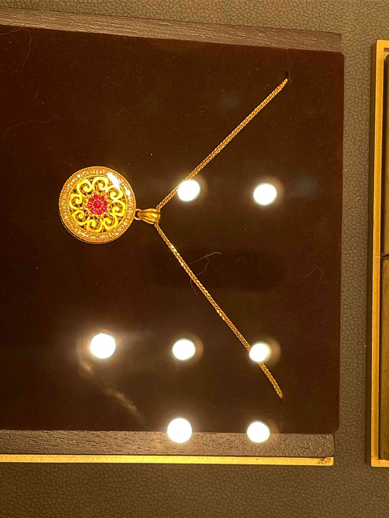 老铺黄金(06181)$ 竞争对手周大福传承门店，探店来了，挺有意思的，没有依云水，这个点没人服务员还挺热情的，没...