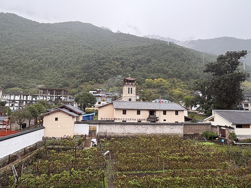 富能仁的三板斧 在山高谷深的怒江、澜沧江上游地区旅行,只要不是太迟钝的人,都会在山间发现很多的教堂,它们高耸的屋顶与悬在空中的十字架,在 ...