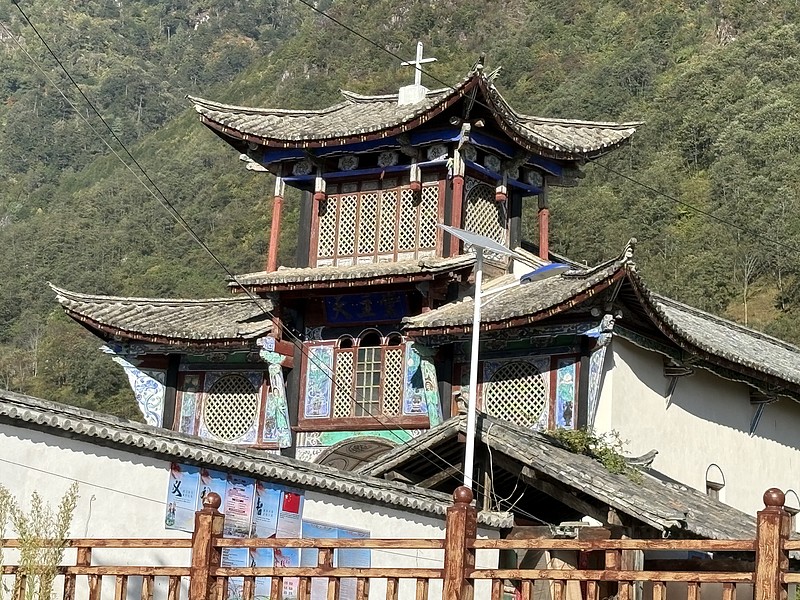 富能仁的三板斧 在山高谷深的怒江、澜沧江上游地区旅行,只要不是太迟钝的人,都会在山间发现很多的教堂,它们高耸的屋顶与悬在空中的十字架,在 ...