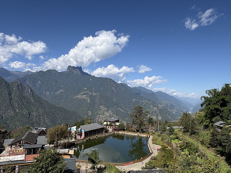 富能仁的三板斧 在山高谷深的怒江、澜沧江上游地区旅行,只要不是太迟钝的人,都会在山间发现很多的教堂,它们高耸的屋顶与悬在空中的十字架,在 ...