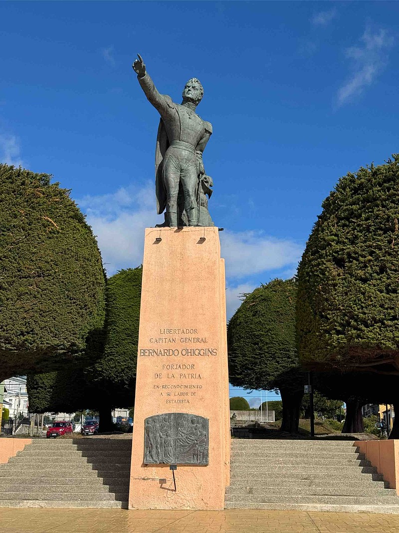 在武器广场正中伫立着航海家麦哲伦的青铜雕塑,是人们为了纪念航海家