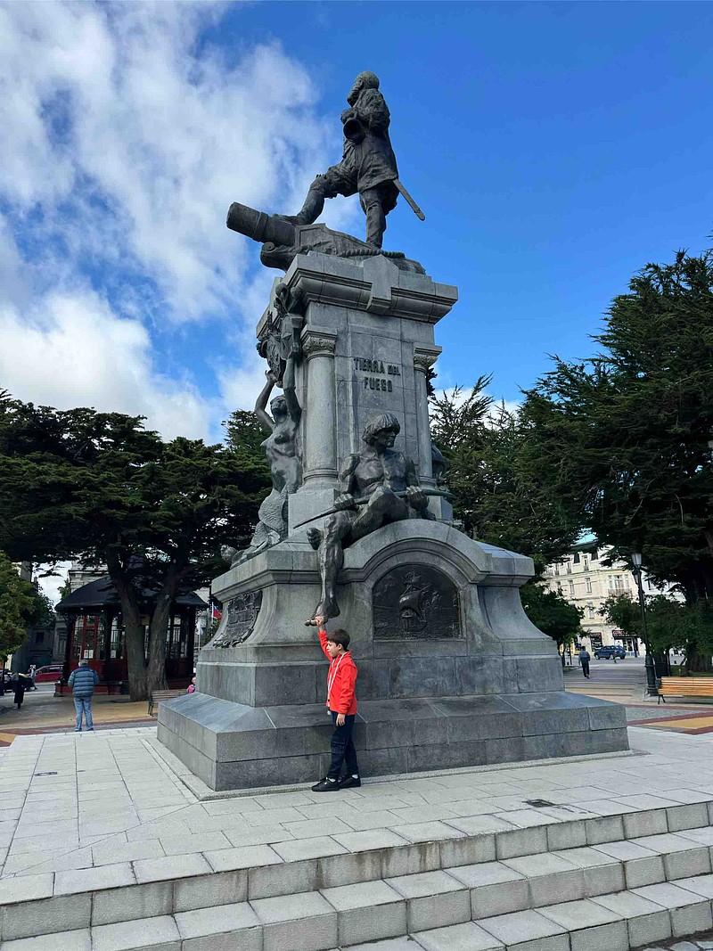 在武器广场正中伫立着航海家麦哲伦的青铜雕塑,是人们为了纪念航海家