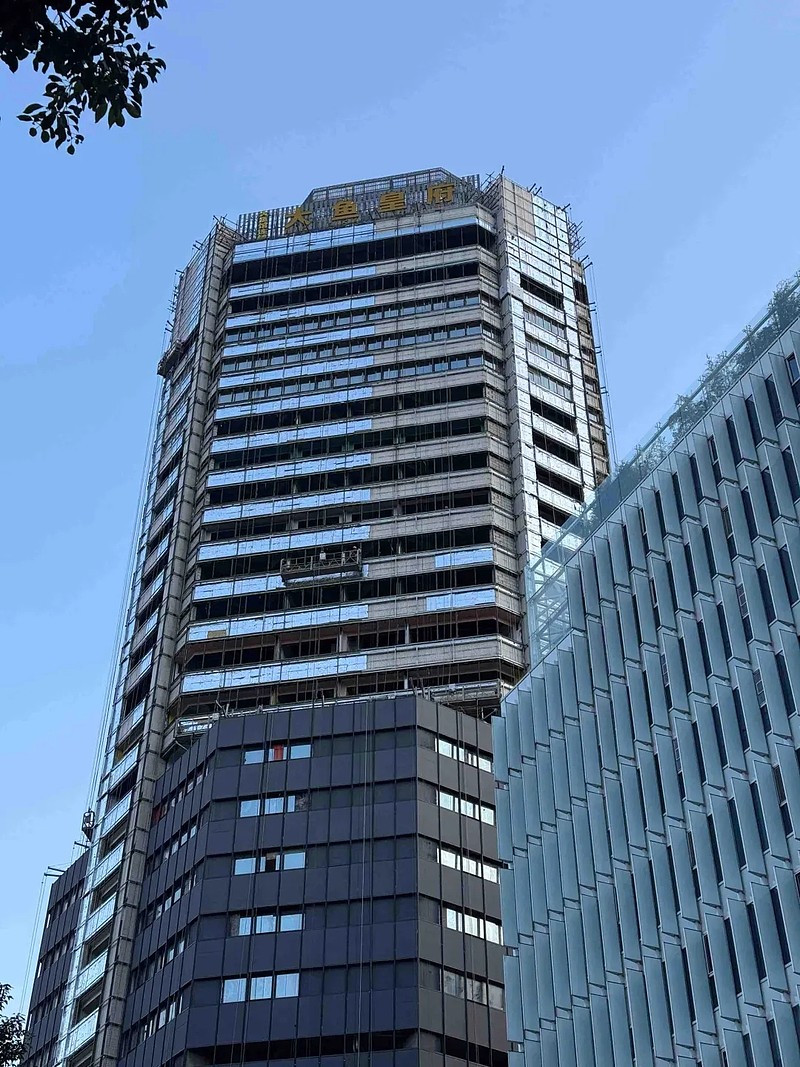 落成于1998年的金港大酒店,地处宁波三江口商业中心,地理位置称得上"