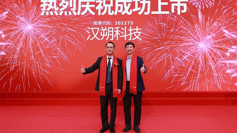光速光合宓群:投资汉朔源于一次逛超市,协力中国创新走向世界 光速光合创始合伙人宓群(右)与 汉朔科技 董事长、总经理侯世国(左)在上市现场 ...