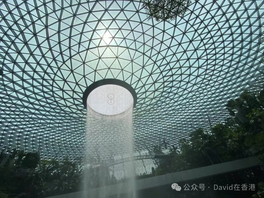 新加坡旅游杂记-新加坡VS香港全方位比拼新加坡和香港 ，同为亚洲四小龙之一，因为具备诸多相似之处（面积小，人口多，国际化，经济发达等），而容易被人放到一起来进行比...