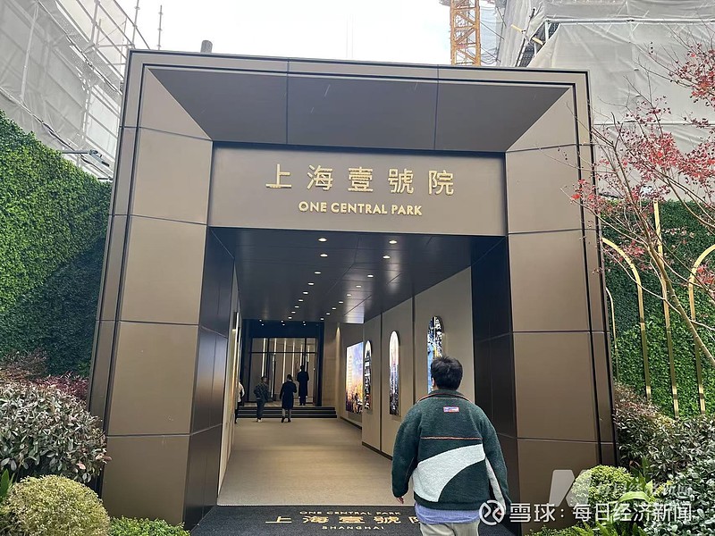 上海楼市的“冰与火”：市区豪宅红盘被疯抢，远郊项目遭遇零认购 在上海陆家嘴滨江一处江景房楼盘，客户经理申楠一边忙着准备购房合同，一边说：“这批 ...