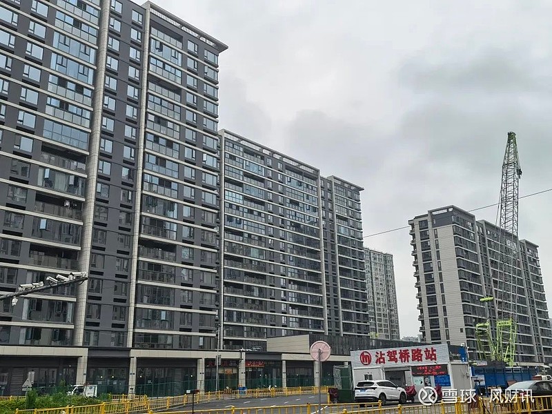 万人摇“洼地”,新房、二手房开始大分裂 10天前的一宗挂地公示,把宅地断供近2年的崇贤板块重新拉回大众视野。这个绕城内的“宝藏”洼地,因高供应 ...