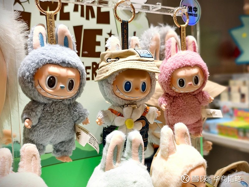 Labubu爆火背后:两个男人,一场豪赌 微笑依然是通往出口的钥匙。 文 | 华商韬略 金玉 伦敦哈罗德百货的快闪店内,两秒售罄的盲盒、彻夜 ...