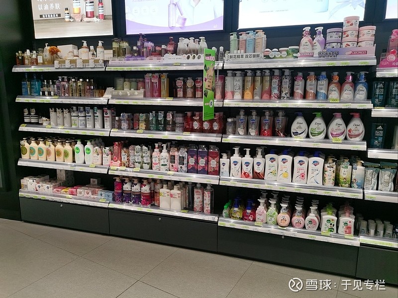 人到中年，屈臣氏不香了？ 编辑 | 余溯出品 | 潮起网「加盟指南」推开屈臣氏的玻璃门，00后消费者小叶立刻被三名导购包围。她试图寻找当红的橘 ...