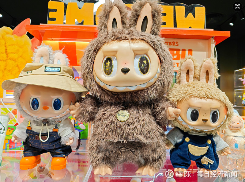 Labubu预售大放量！发货排到9月底，二手平台价格腰斩！深圳水贝出现“黄金版”Labubu 6月18日， 泡泡玛特 以预售方式在全网多平台 ...