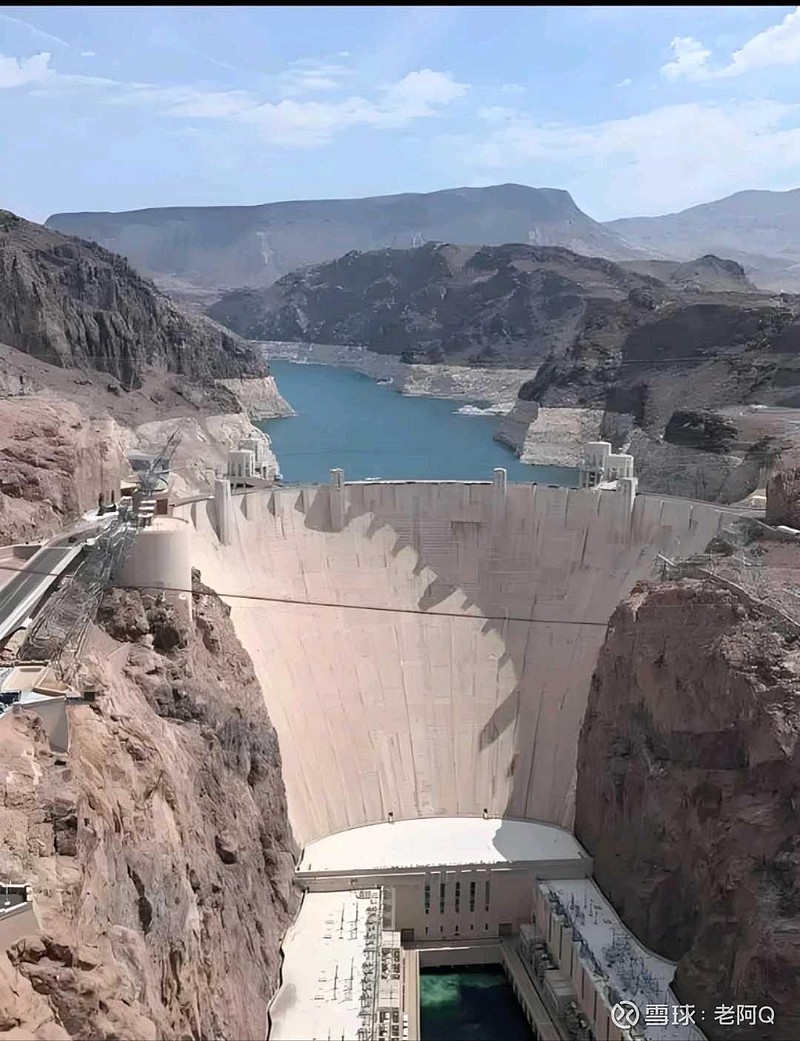 20世纪30年代美国大萧条时期，失业率高企。胡佛水坝的建设是政府应对经济危机的重要举措，旨在通过大型公共工程刺激就业拉...