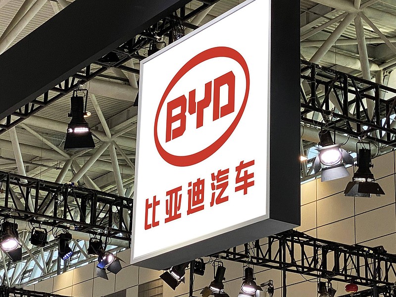 比亚迪重大调整！汽车下调16%，电池为何大涨85%？