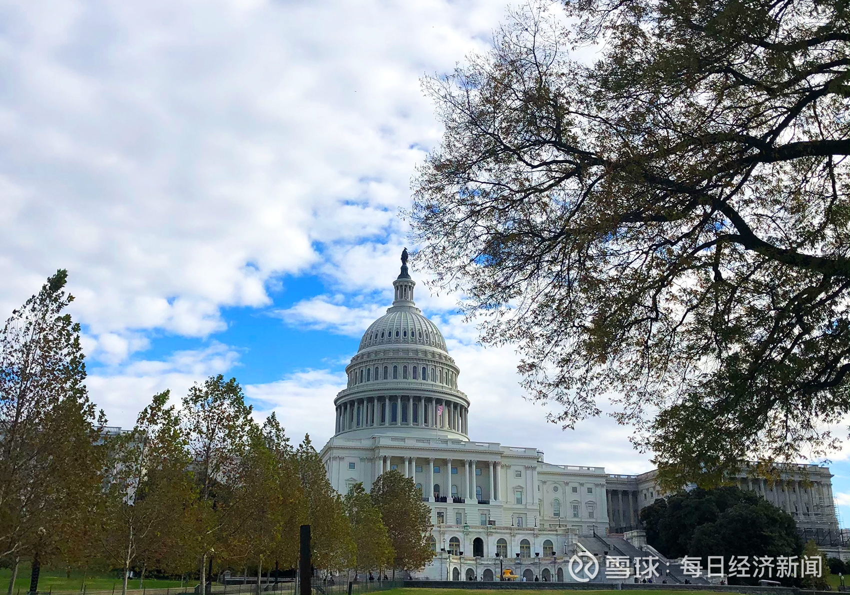 美政府面临“关门”，特朗普最新发声！美股三大指数集体低开，英伟达再创新高据央视新闻，当地时间9月30日，美国总统特朗普表示， 一旦美联邦政府“关门 ”，可能导致大量联邦雇员被裁。 他还表示，若...