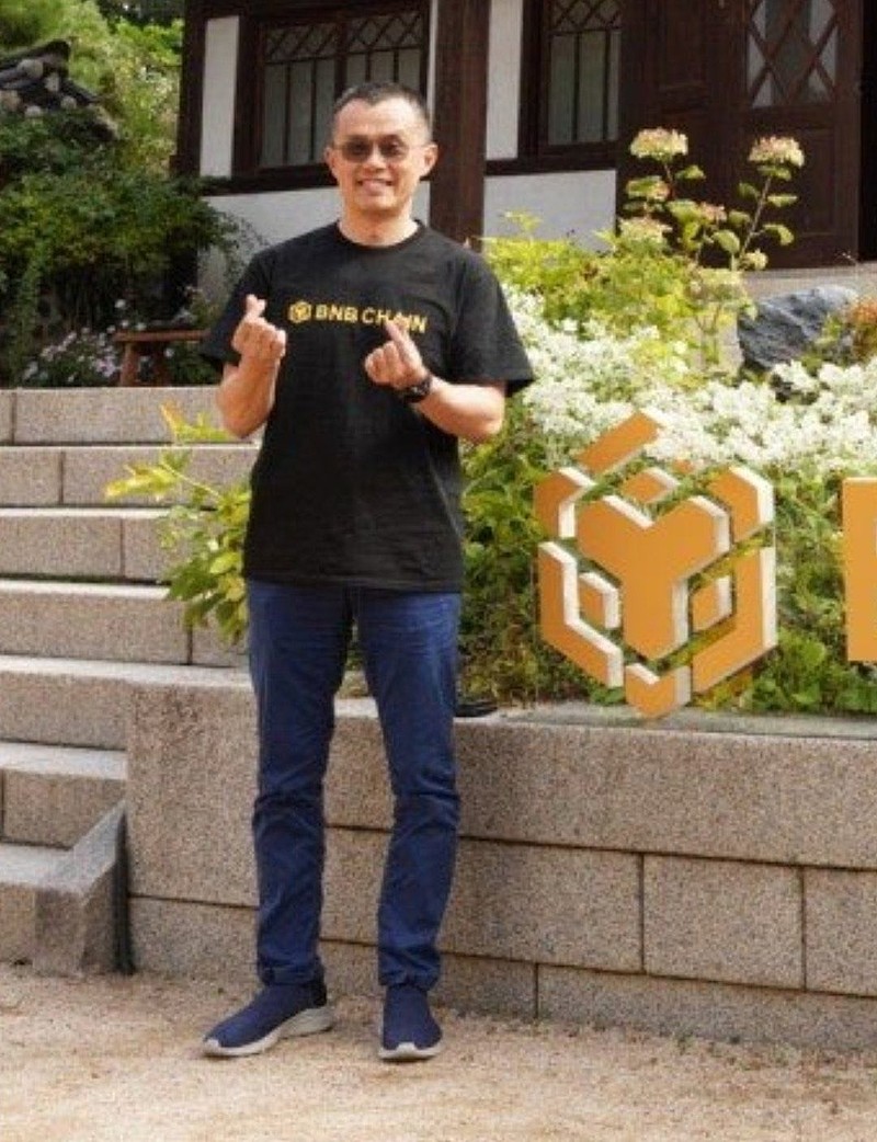 华人首富赵长鹏，带货斯凯奇。赵长鹏的身家超过了700亿美刀，前两天老徐穿搭火了，于是我研究了一下他的穿搭。我发现他几...