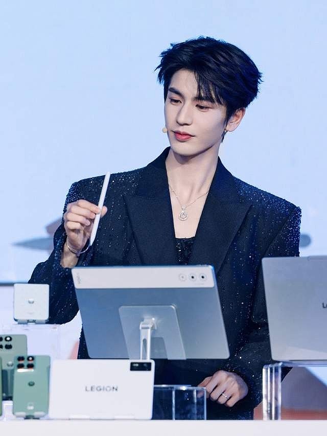 张凌赫代言加持!天禧AI 3.5重磅发布,开启一体多端智能新时代-锋巢网