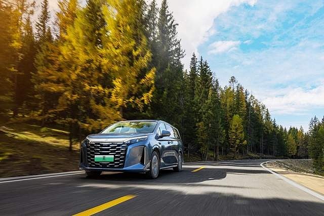 家庭用车的终极选择！比亚迪2026款夏解锁家庭出行“头等舱”体验-锋巢网