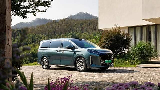 家庭用车的终极选择！比亚迪2026款夏解锁家庭出行“头等舱”体验-锋巢网