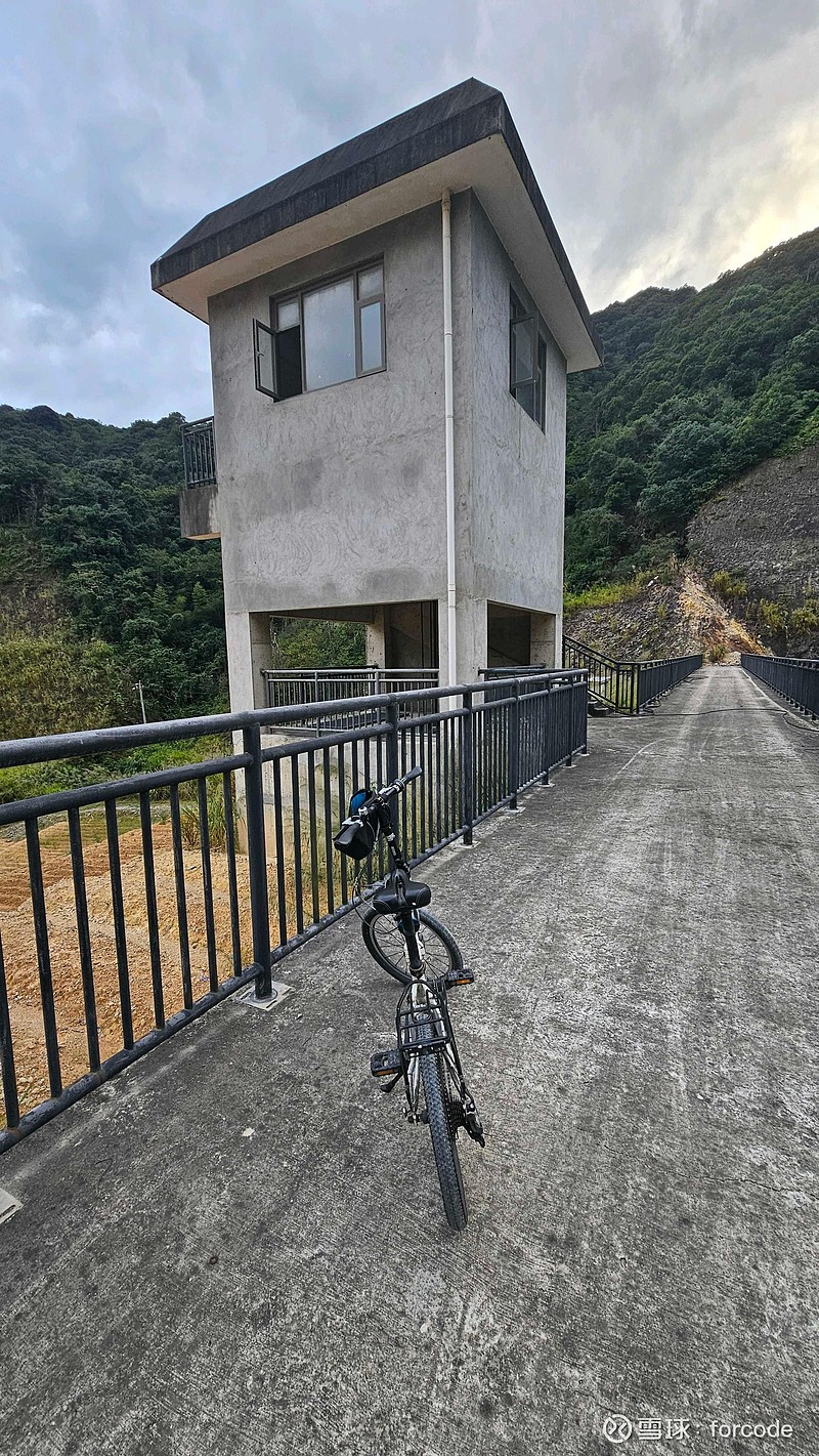 贵安新天地奥特莱斯往里面骑行，有个溪利村，尽头有2个水库，基本完全干涸了。福州今年好很多水库蓄水也不太行，看明年上半年降 雪球 