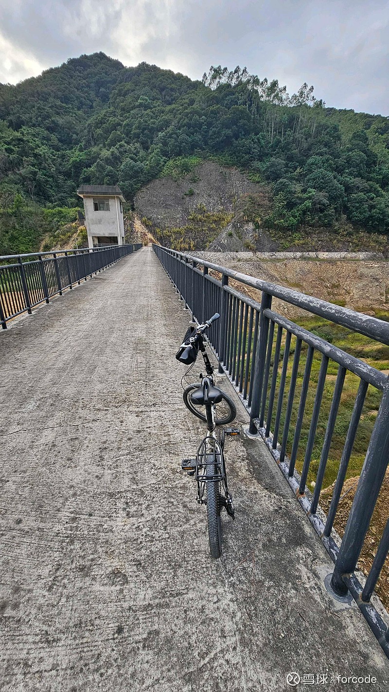 贵安新天地奥特莱斯往里面骑行，有个溪利村，尽头有2个水库，基本完全干涸了。福州今年好很多水库蓄水也不太行，看明年上半年降 雪球 