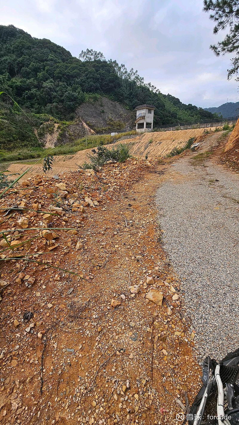 贵安新天地奥特莱斯往里面骑行，有个溪利村，尽头有2个水库，基本完全干涸了。福州今年好很多水库蓄水也不太行，看明年上半年降 雪球 