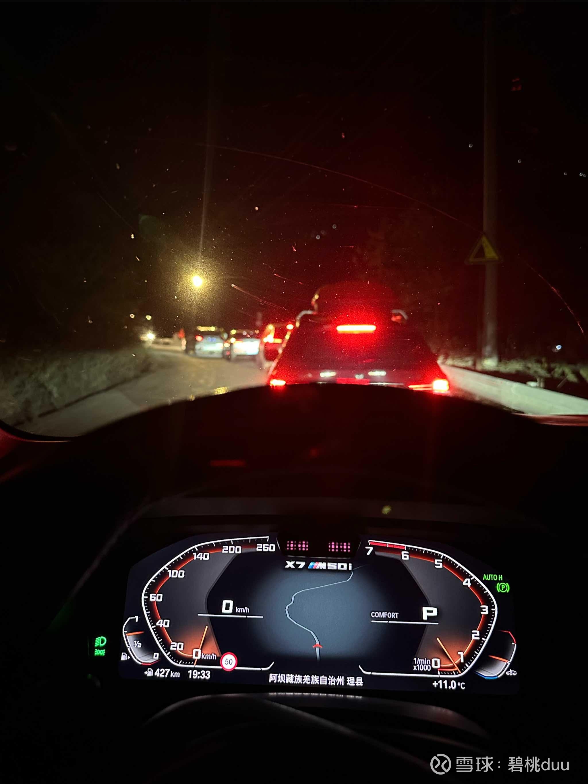 一个女人,带着一个12岁的女孩