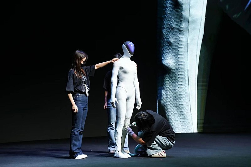 小鹏 IRON 的猫步,踏碎的是主业盈利的底线-锋巢网