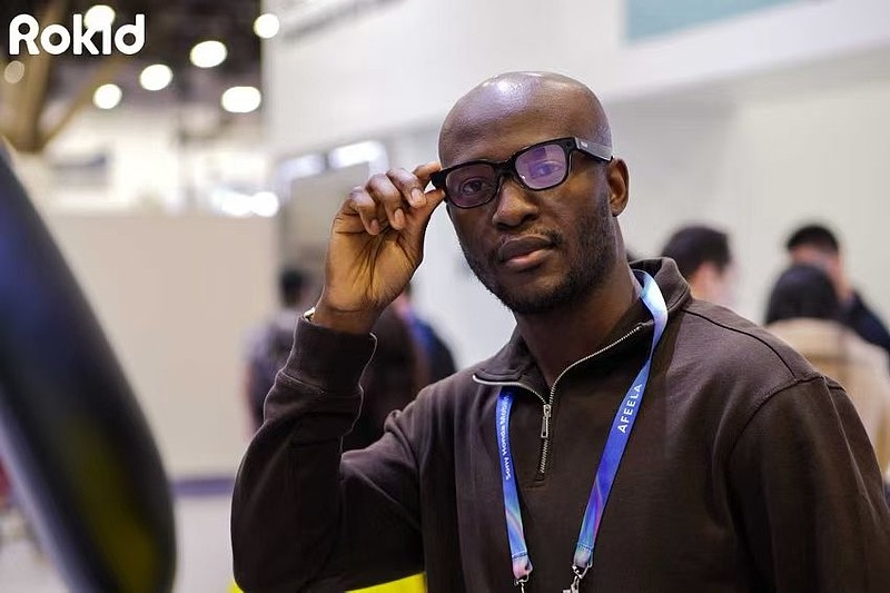 乐奇Rokid亮相CES 2026,AI+AR眼镜引领人机交互新时代-锋巢网