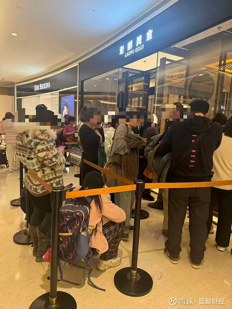老铺黄金开年首轮涨幅高达20-30%：热门吊坠一夜涨近2万，有人在排队现场加价转售订单 蓝鲸新闻2月28日讯（记者 汤诗韵 郝妍） 2月的最后 ...