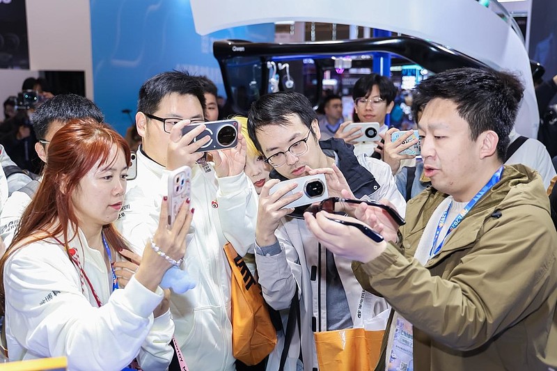 AI眼镜成AWE 2026焦点，观众挤爆千问AI眼镜展台-锋巢网