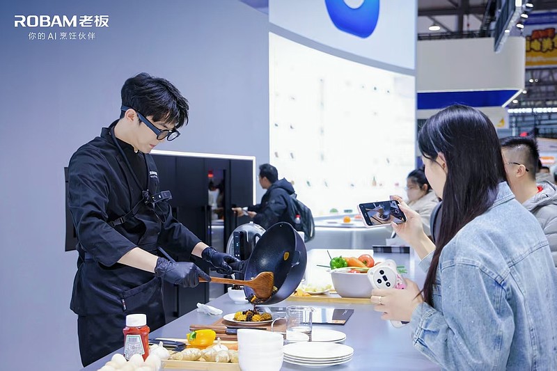 能用眼镜做饭？老板电器发布全球首款AI烹饪眼镜-锋巢网