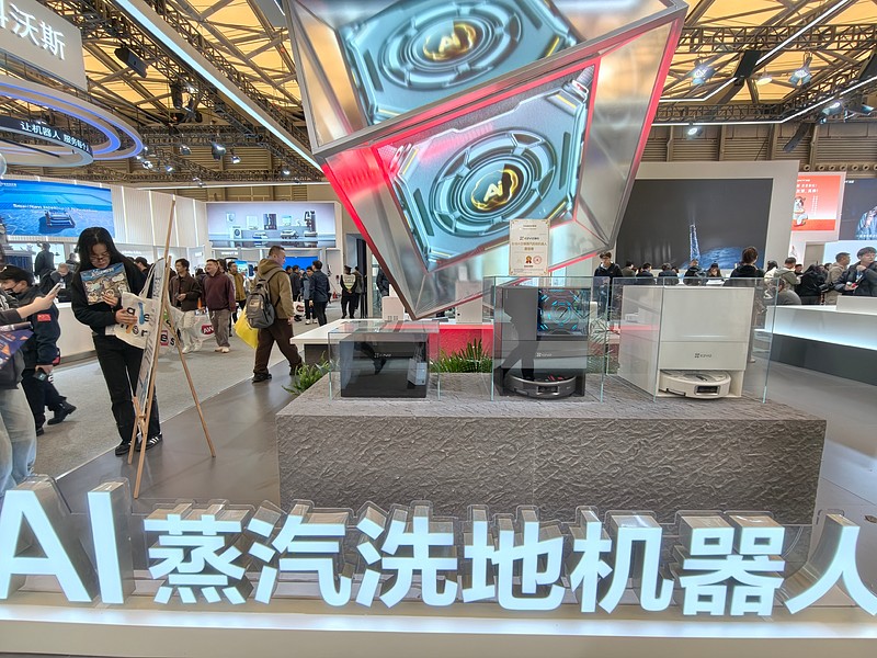 萤石跨界开卷,清洁机器人6.0时代开启 在消费电子的市场里,鲜有一个赛道像清洁机器人这样,在短短几年内经历了如此频繁的技术迭代。从最早的激光 ...