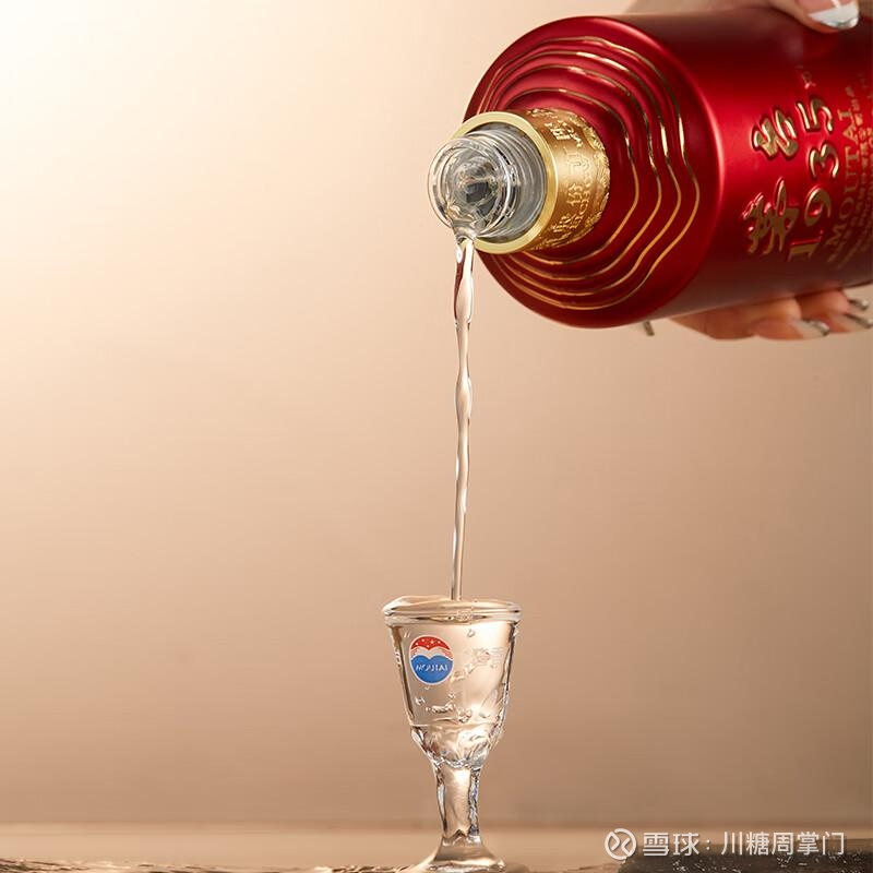 CDATA[
前几天我在雪球上感慨,茅台的这几个月像过了几年。26年开始,茅台有了一系列的新举措,市场的关注度极高,声音也很多。前几天我有帖子说我看好系列酒,有球友留言或私信问“为什么”? 今天就和大家聊聊茅台系列酒
首先,请大家问自己一个问题:同样或相似的价格,你会在这几个选项中选择谁:茅台系列酒、其他名酒厂酱香酒、茅台镇酱香酒?
我的观点很明确:坚定看好,尤其是以茅台1935为代表的核心单品。我的逻辑并不复杂,从小到大,从“消费抉择”到“产品本身”,再到“宏观趋势”,这是一个相互印证的过程。
一、 消费抉择:300-800元这一价格区间,选择什么?
从消费者的真实体感作为起点。从目前的消费结构看,300-800元是白酒行业一个极具代表性的增量市场,也是大众与商务消费升级的黄金赛道。在这个区间,消费者的心态往往十分微妙。
设想一个现实场景:当一位消费者手握这样的预算,面对市面上琳琅满目、包装各异的“”酱香酒”或“茅台镇某某酒”时,他会作何选择?是去购买那些听着故事动人、但批次口感难以捉摸的镇酒,还是选择向茅台的系列酒甚至茅台1935靠拢?
大多数理性人,可能都会选择后者。因为在这个价格区间及以上的消费中,是有试错成本的,消费者会担心“开盲盒”。白酒香型众多、品质参差不齐,而茅台系列酒品牌背书强、价格带清晰。在同维度的竞争中,这种“不出错”的确定性,极大地降低了决策成本,帮消费者做出了抉择。
二、 产品本身:酒质、品质稳定
消费者之所以愿意为这份“确定性”买单,归根结底,支撑点在于经得起考验的酒质。
从工艺来看,系列酒严格遵循茅台工艺酿造,不疾不徐,原料、工艺流程都是茅台直接把控
从品控来看,系列酒共享茅台的质量生命线,全流程执行茅台级标准。无论是茅台王子酒、贵州大曲,还是茅台1935,都能做到极高水准的标准化输出,保证每一批次口感的一致性,做到“酒质稳定、品质稳定”。
“酒质稳定” 这四个字,说易做难,是核心优势。
![