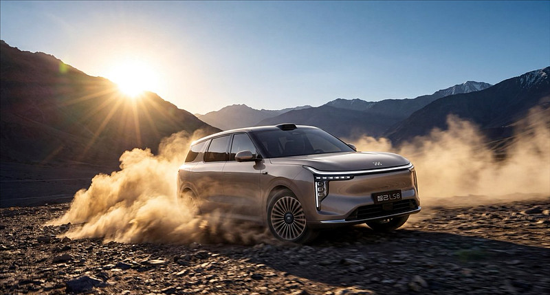 25.98万元起！智己LS8震撼开启预售，30万内即可尊享百万级跨代际体验-锋巢网