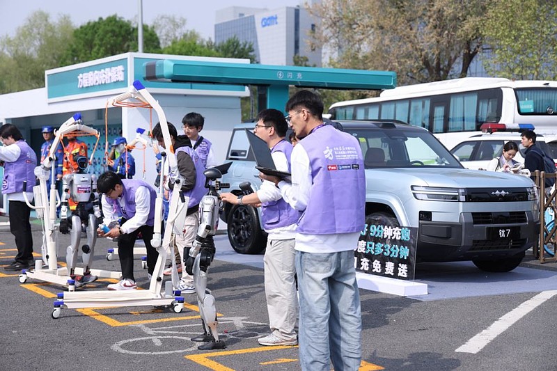 敢出发就有解！方程豹守护全球首次机器人马拉松-锋巢网