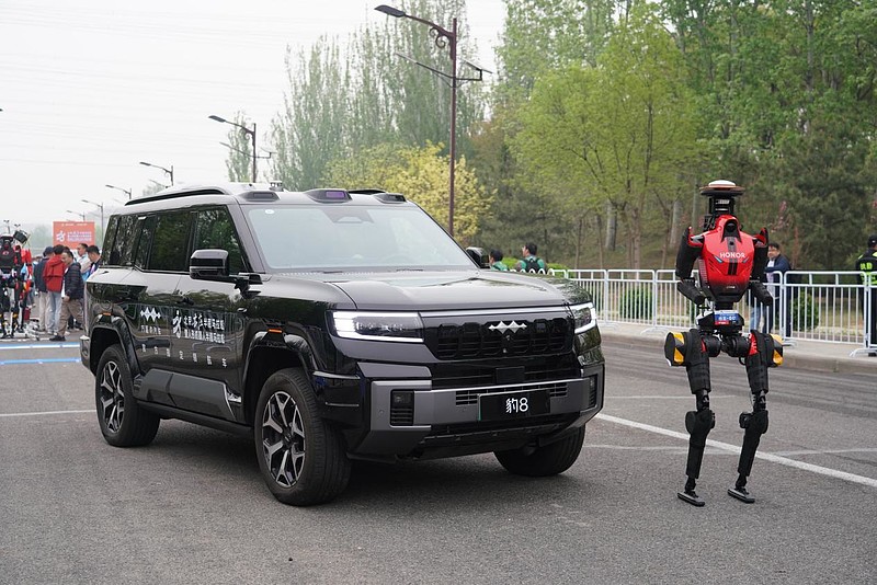 敢出发就有解！方程豹守护全球首次机器人马拉松-锋巢网