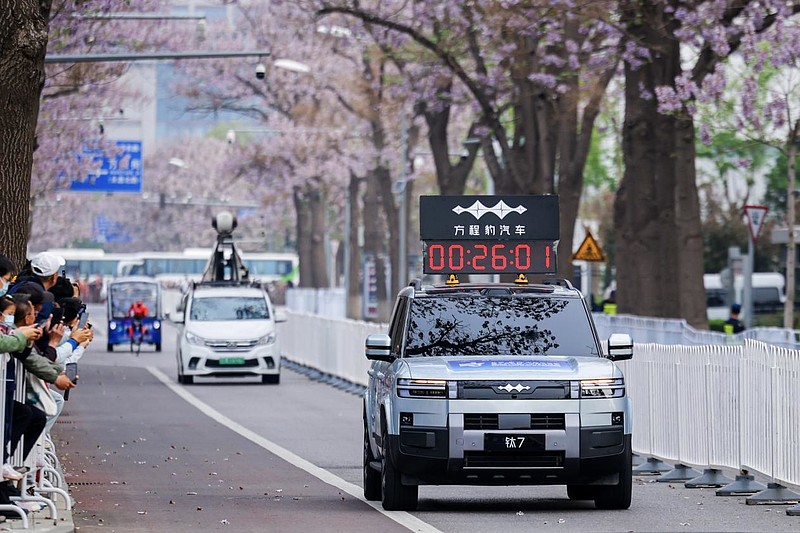 敢出发就有解！方程豹守护全球首次机器人马拉松-锋巢网