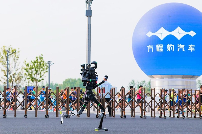 敢出发就有解！方程豹守护全球首次机器人马拉松-锋巢网