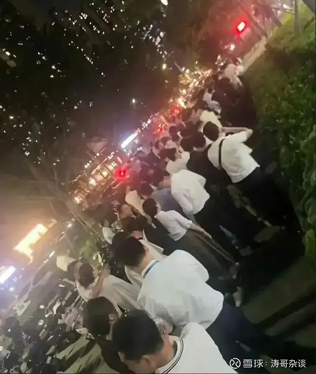 通宵抢房、豪宅秒光！深圳楼市彻底杀疯了！ 2026年的深圳楼市，彻底起飞了！3月，深圳龙华幸福城臻园开盘，购房者通宵排队，现场一度失控，保安 ...