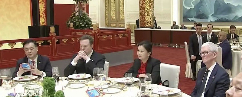 蓝思科技掌门人周群飞 这次中美商界晚宴上,坐在马斯克和库克中间C位的,是$蓝思科技(SZ300433)$ 创始人周群飞。从湖南农村的打工妹到中 ...