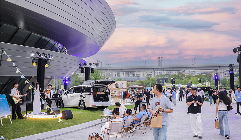 传祺首届用户大会暨MPV之夜发布“祺享计划”,M8、E8焕新上市-锋巢网